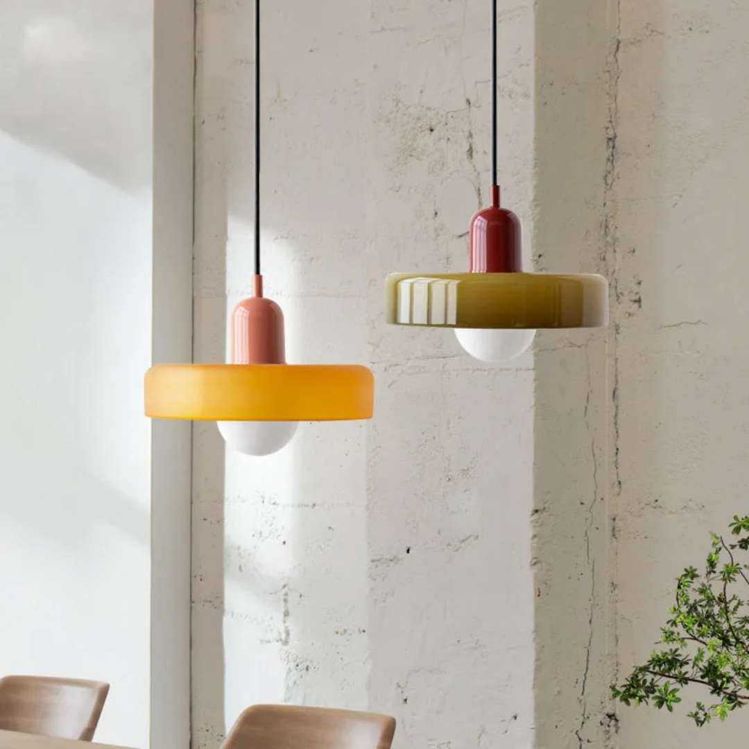 Designerska lampa wisząca z kolorowym kloszem – Vintage i minimalistyczna